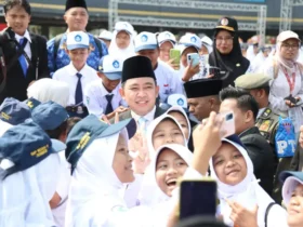Bupati Jember, Gus Fawait berfoto bersama para pelajar selepas upacara Peringatan HUT ke-81 RI (foto: istimewa)
