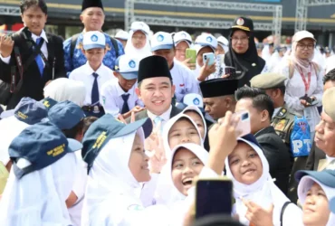 Bupati Jember, Gus Fawait berfoto bersama para pelajar selepas upacara Peringatan HUT ke-81 RI (foto: istimewa)