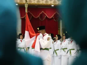 Momen haru seorang anggota Paskibka Jember saat mencium Bendera Merah Putih (foto: istimewa)