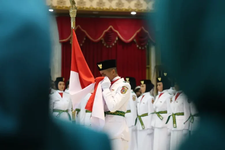 Momen haru seorang anggota Paskibka Jember saat mencium Bendera Merah Putih (foto: istimewa)