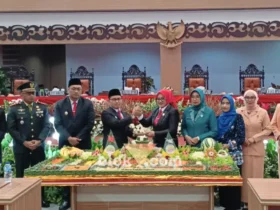 Ketua DPRD Kabupaten Mojokerto Ayni Zuroh sedang menyerahkan potong tumpeng kepada Bupati Mojokerto Muhammad Al Barraa usai rapat paripurna (foto: Blok-a.com/Syahrul Wijaya)