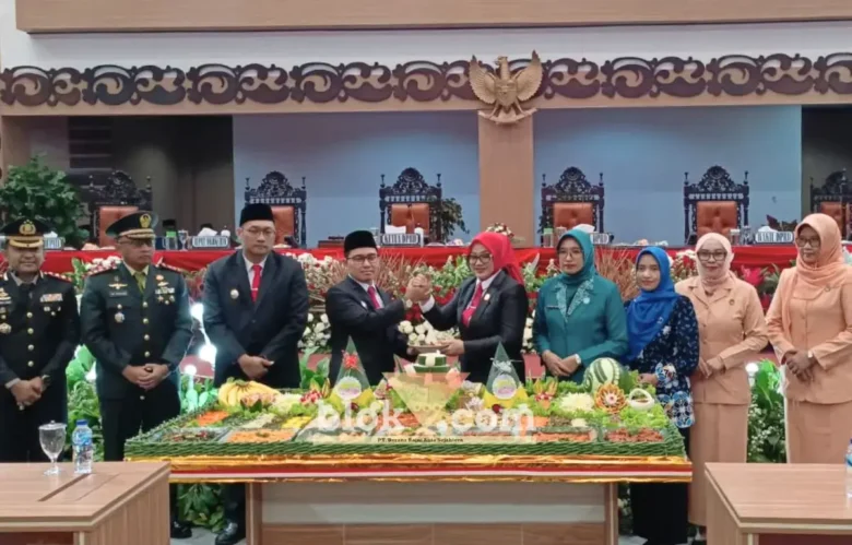 Ketua DPRD Kabupaten Mojokerto Ayni Zuroh sedang menyerahkan potong tumpeng kepada Bupati Mojokerto Muhammad Al Barraa usai rapat paripurna (foto: Blok-a.com/Syahrul Wijaya)