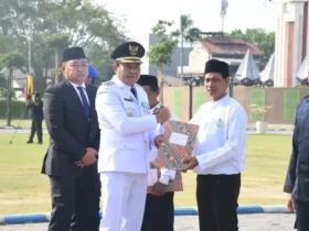 Bupati Sidoarjo, Subandi saat menyerahkan remisi secara simbolis kepada salah satu warga binaan Lapas Sidoarjo, dalam rangkaian upacara Peringatan HUT ke-81 RI (foto: istimewa)