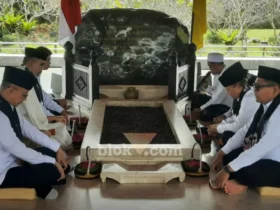Ketua MPR RI Ahmad Muzani bersama Wakil Ketua MPR RI Bambang Wuryanto dan Hidayat Nur Wahid serta rombongan melaksanakan ziarah kebangsaan ke Makam Proklamator Ir. Soekarno di Blitar (foto: Blok-a.com/Fajar)