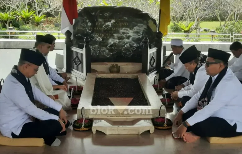 Ketua MPR RI Ahmad Muzani bersama Wakil Ketua MPR RI Bambang Wuryanto dan Hidayat Nur Wahid serta rombongan melaksanakan ziarah kebangsaan ke Makam Proklamator Ir. Soekarno di Blitar (foto: Blok-a.com/Fajar)