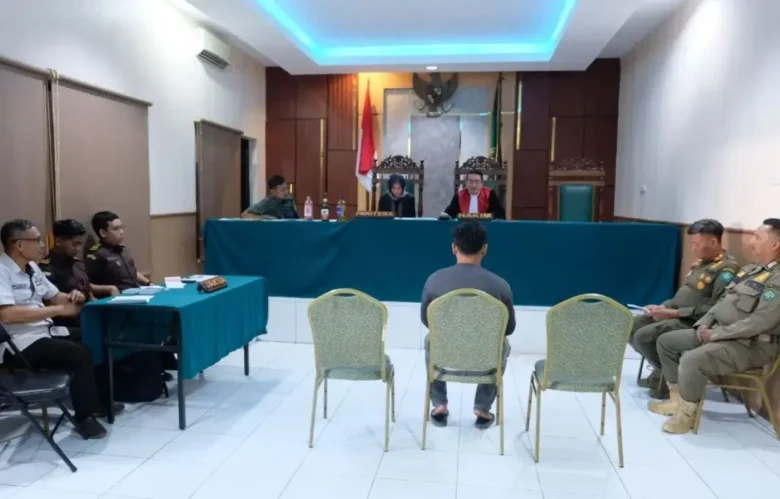 Sidang vonis tipiring penjual miras di Pengadilan Negeri Sidoarjo (foto: istimewa)