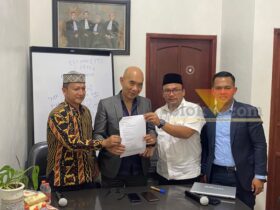 H Abdulloh Fahmi Salam (Gus Fahmi), H Sobri, dan H Surjono, SH, MH saat konferensi pers terkait pemblokiran porsi haji pembimbing KBIHU di Kota Malang, Rabu (23/9/2026) (blok-a.com/Bob Bimantara Leander)