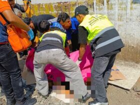 Evakuasi seorang perempuan tidak dikenal terlibat insiden di perlintasan kereta api di sekitar Pasar Kebalen, Kota Malang, Selasa (15/9/2026) (foto: dok. Polresta Malang Kota)
