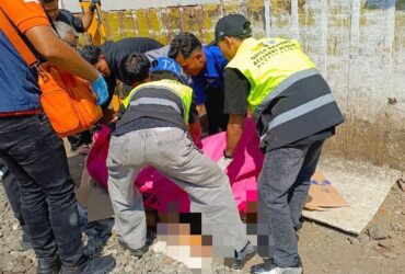 Evakuasi seorang perempuan tidak dikenal terlibat insiden di perlintasan kereta api di sekitar Pasar Kebalen, Kota Malang, Selasa (15/9/2026) (foto: dok. Polresta Malang Kota)