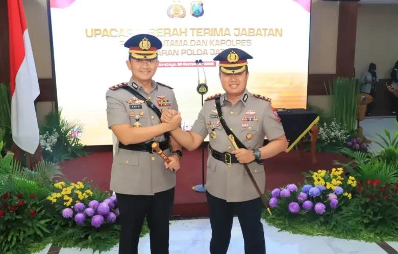 AKBP Erik (kiri) dan AKBP Bagas (kanan) berfoto bersama usai Sertijab di Polda Jatim (foto: istimewa)