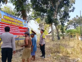 Anggota Kepolisian Polres Mojokerto kota melakukan edukasi kepada warga untuk cegah kebakaran hutan dan lahan (Foto: Humas)