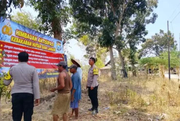 Anggota Kepolisian Polres Mojokerto kota melakukan edukasi kepada warga untuk cegah kebakaran hutan dan lahan (Foto: Humas)