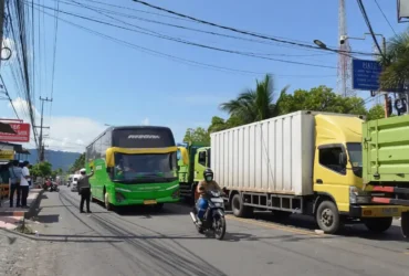 Antrean truk logistik di jalur Pelabuhan Ketapang Banyuwangi kembali mengular hingga 5 kilometer, Senin (14/09/2026)(foto: blok-a.com/Istimewa)