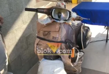 Barang bukti Vespa yang digunakan kirim 30 Kotak ganja melalui jasa ekspedisi JNT Cargo.(foto: blok-a.com/Ivan)