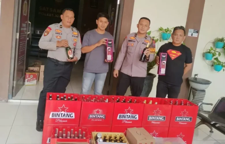 Barang bukti minol berbagai merk yang berhasil diamankan Polres Jombang.(Foto: Humas)