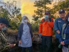 Bupati Banyuwangi Ipuk Fiestiandani saat memantau kebakaran TWA Ijen (foto: blok-a.com/Humas BWI)