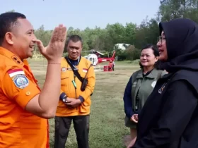 Bupati Banyuwangi, Ipuk Fiestiandani, setelah memantau lokasi kebakaran dari helikopter, Selasa (8/9/2026)(foto: Istimewa)