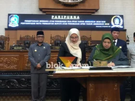 Bupati Banyuwangi, Ipuk Fiestiandani bersama Wakil Ketua DPRD selaku pimpinan Badan Anggaran, Hj. Siti Mafrochatin Ni'mah, saat menandatangani Nota Persetujuan Perubahan KUA-PPAS APBD Tahun 2026, Rabu (23/09/2026) (foto: blok-a.com/Kuryanto)