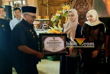 Bupati Blitar Drs. H. Rijanto, M.M., saat menyerahkan penghargaan kepada perwakilan desa dalam acara Blitax Award 2026 di Hand Asta Sih. (foto: blok-a.com/Fajar)