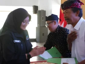 Bupati Ipuk Fiestiandani saat menyerahkan insentif guru rohani lintas agama di Pendopo Sabha Swagata Blambangan, Selasa (08/09/2026)(blok-a.com/foto: Humas Bwi).