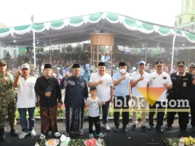 Bupati Jombang Warsubi saat buka acara "Grebeg Tahu" sekaligus peringati Maulid Nabi Muhammad SAW (foto: blok-a.com/Syahrul Wijaya)