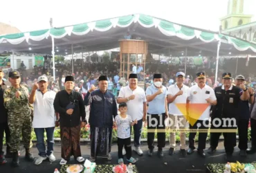Bupati Jombang Warsubi saat buka acara "Grebeg Tahu" sekaligus peringati Maulid Nabi Muhammad SAW (foto: blok-a.com/Syahrul Wijaya)