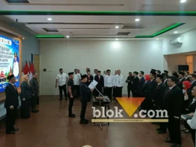 Bupati Mojokerto Muhammad Al Barraa melantik sejumlah sejumlah kepala perangkat daerah.(foto: blok-a.com/Syahrul Wijaya)