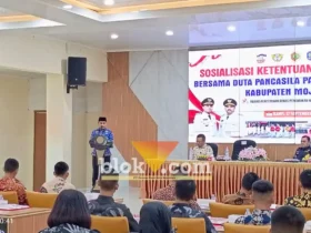 Bupati Mojokerto Muhammad Al Barraa saat memberikan sambutan pada acara sosialisasi bidang cukai.(foto: blok-a.com/Syahrul Wijaya)