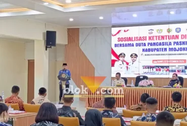 Bupati Mojokerto Muhammad Al Barraa saat memberikan sambutan pada acara sosialisasi bidang cukai.(foto: blok-a.com/Syahrul Wijaya)