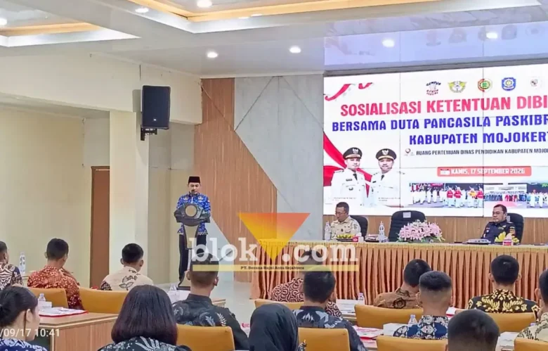 Bupati Mojokerto Muhammad Al Barraa saat memberikan sambutan pada acara sosialisasi bidang cukai.(foto: blok-a.com/Syahrul Wijaya)