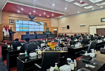 DPRD Kota Blitar menggelar Rapat Paripurna dengan agenda penyampaian APBD-P Tahun 2026, pencadangan anggaran Pilkada 2029, pengaturan pasar rakyat dan ritel modern, serta Rancangan APBD Tahun 2027. (blok-a.com/Fajar)