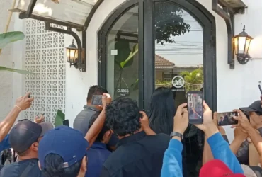 Demi nasib puluhan karyawan, Suliyana buka paksa gembok warung WSL di Jalan Brigjen Katamso yang jadi obyek sengketa. (foto: Istimewa)