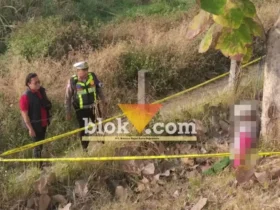 Petugas kepolisian saat sedang olah TKP penemuan mayat (foto: blok-a.com/Syahrul Wijaya)