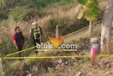 Petugas kepolisian saat sedang olah TKP penemuan mayat (foto: blok-a.com/Syahrul Wijaya)