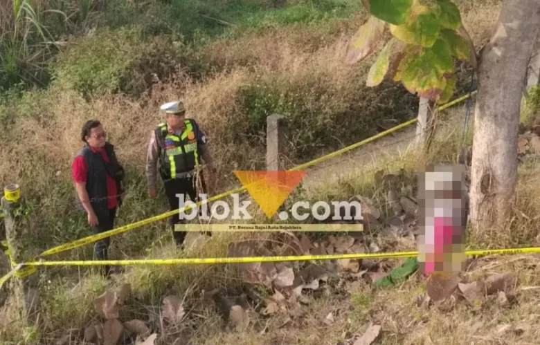 Petugas kepolisian saat sedang olah TKP penemuan mayat (foto: blok-a.com/Syahrul Wijaya)