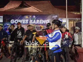Wakapolres Mojokerto kota Kompol Jalaludin saat memberangkatkan peserta gowes.(foto: blok-a.com/Syahrul Wijaya)