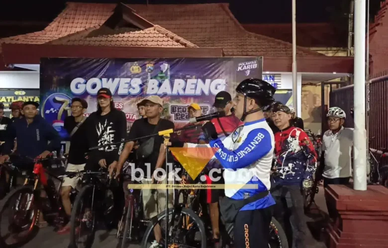 Wakapolres Mojokerto kota Kompol Jalaludin saat memberangkatkan peserta gowes.(foto: blok-a.com/Syahrul Wijaya)