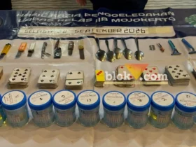 Barang-barang yang ditemukan dalam razia kamar hunian lapas kelas IIB Mojokerto termasuk 7 sajam rakitan.(foto: blok-a.com/Syahrul Wijaya)