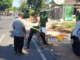 Piket Lantas Polsek Banyuwangi saat lakukan olah TKP kecelakaan dua sepeda motor di Jalan Argopuro, yang mengikatkan satu pengendara meninggal ditempat, Sabtu (26/09/2026)(foto: blok-a.com/Kuryanto).