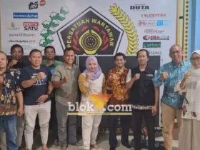 Foto bersama Bawaslu kota Mojokerto saat berkunjung ke kantor sekretariat PWI Mojokerto. (Foto: blok-a.com/Syahrul Wijaya)