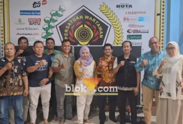 Foto bersama Bawaslu kota Mojokerto saat berkunjung ke kantor sekretariat PWI Mojokerto. (Foto: blok-a.com/Syahrul Wijaya)
