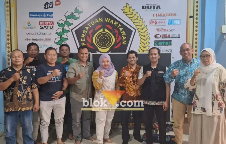 Foto bersama Bawaslu kota Mojokerto saat berkunjung ke kantor sekretariat PWI Mojokerto. (Foto: blok-a.com/Syahrul Wijaya)