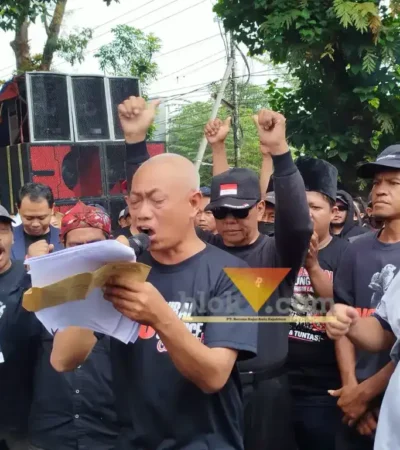 Hadi Wiyono alias Pak Dur saat melakukan orasi di gedung DPRD beberapa waktu lalu (foto: blok-a.com / Yogga Ardiawan)