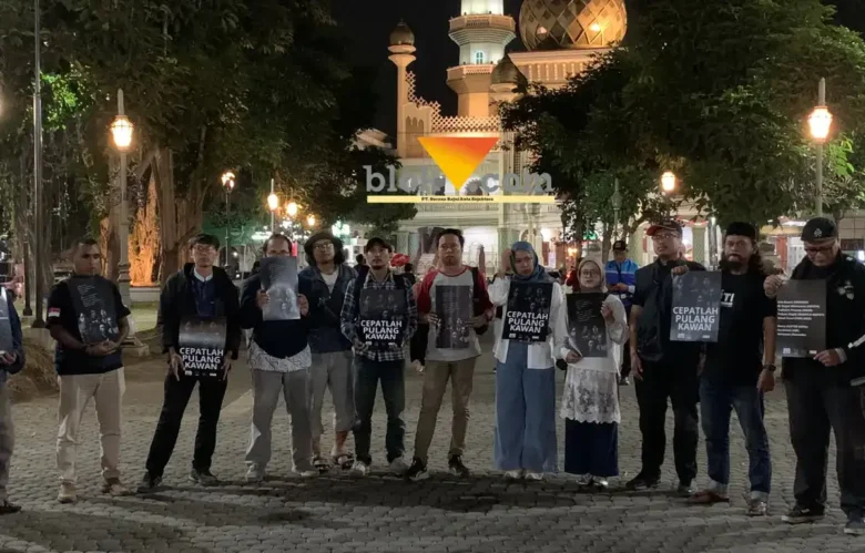 Jurnalis Malang Gelar Doa Bersama untuk Lima Wartawan yang Hilang Kontak Saat Liputan Erupsi Anak Krakatau (blok-a.com / Yogga Ardiawan)