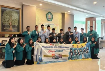 Mahasiswa FAI UNISMA bersama Rektor Unisma saat pelepasan peserta PPL-KSM Internasional 2026 untuk mengikuti program di Malaysia. (Foto: Humas Unisma)