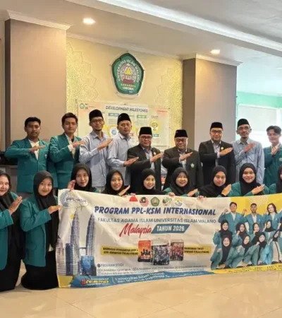 Mahasiswa FAI UNISMA bersama Rektor Unisma saat pelepasan peserta PPL-KSM Internasional 2026 untuk mengikuti program di Malaysia. (Foto: Humas Unisma)