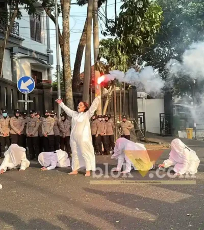 Aksi teatrikal Liturgi Menjelaga oleh Teater Kertas FH UB di Depan Gedung DPRD Kota Malang. (Foto: blok-a.com/ M Berril Labiq)