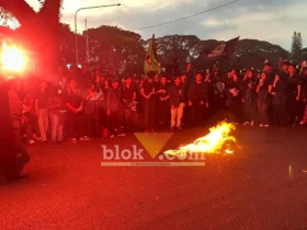 Ratusan Mahasiswa Amarah Brawijaya menggelar aksi demonstrasi dalam rangka Hari Tani di Depan Gedung DPRD Kota Malang. (Foto: blok-a.com / M Berril Labiq)