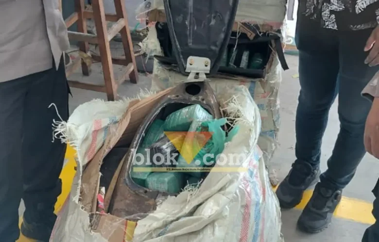 J&T Cargo Gresik bongkar peredaran narkoba modus sembunyikan 30 kotak ganja dalam vespa (foto: blok-a.com/Ivan)