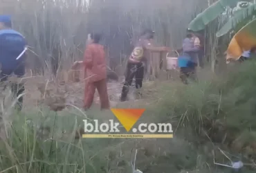Jajaran Polsek Muncar bersama warga bahu-membahu padamkan api secara manual kebakaran semak-semak di lahan kosong pinggir Pantai Tratas, Jum'at (04/09/2026) (foto: blok-a.com/Kuryanto)